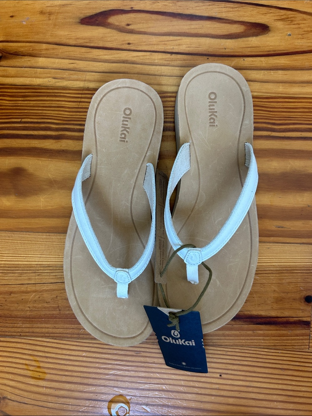 OluKai Women’s Tan Footbed White Strap Flip Sandals size 9